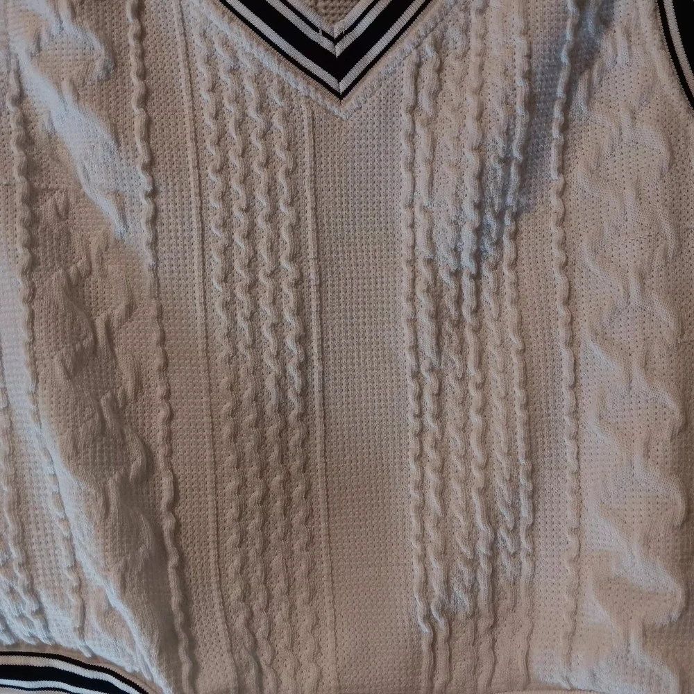 SHEIN White Cable Knit V-Neck Cropped Tank with Black Trim - Picture 4 of 11